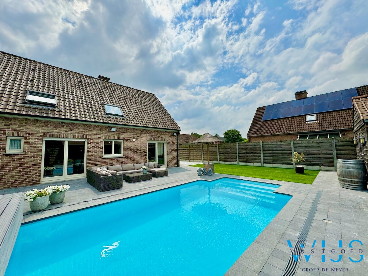 Woonhuis met prachtig zwembad te ERTVELDE ! 