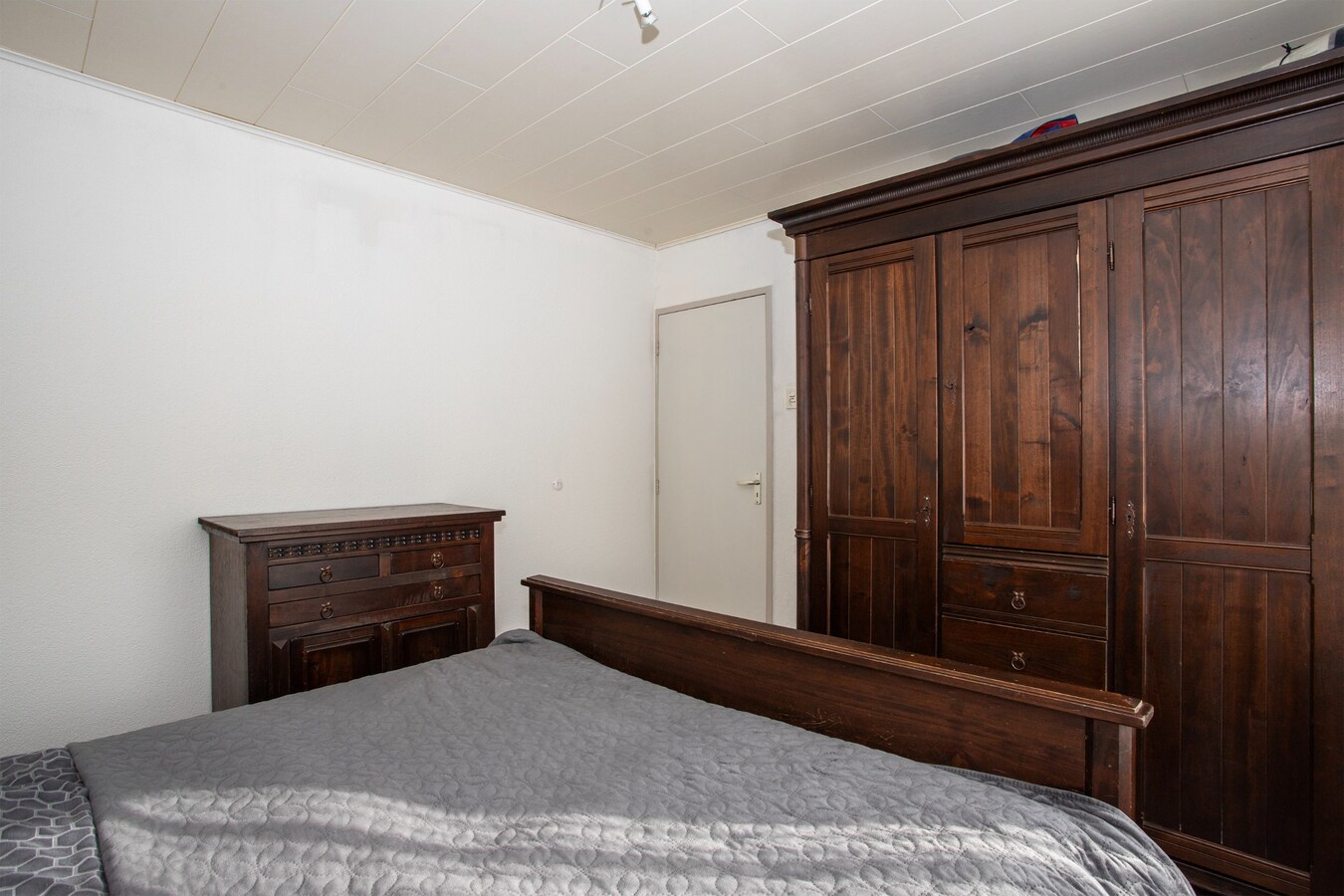 Uitgebouwde middenwoning met grote berging (28 m2) gelegen in een gewilde woonwijk in Bladel. 