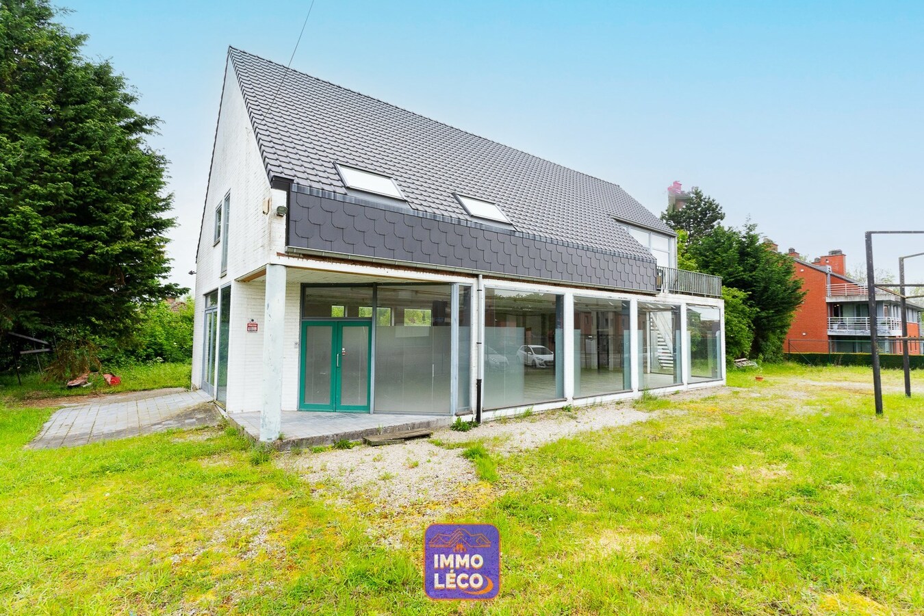 Surface commerciale idéalement située avec parking 