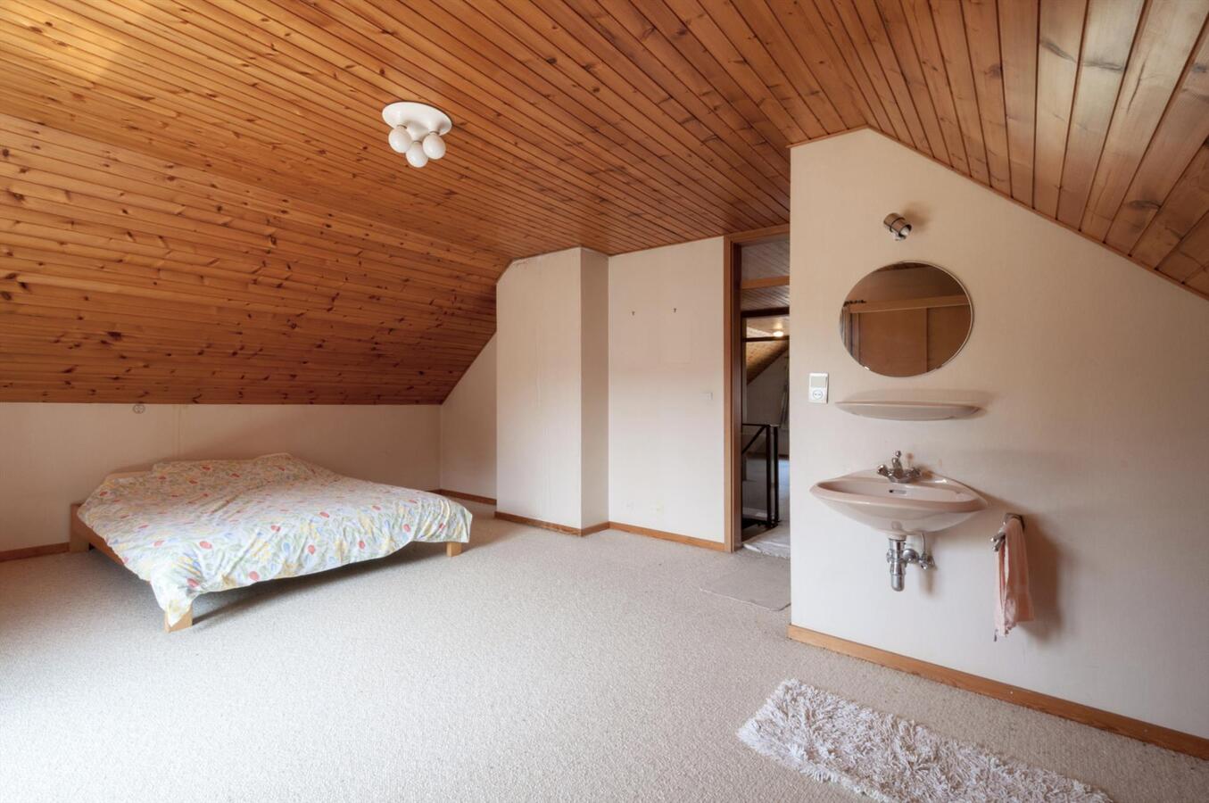 Ruime woning met prachtige tuin en open zicht 