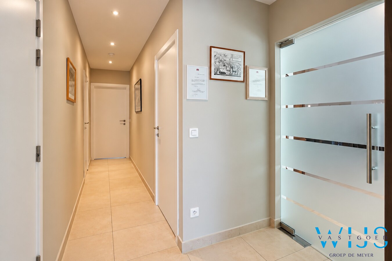 Recent verzorgd gelijkvloers appartement met garage en staanplaats ! 