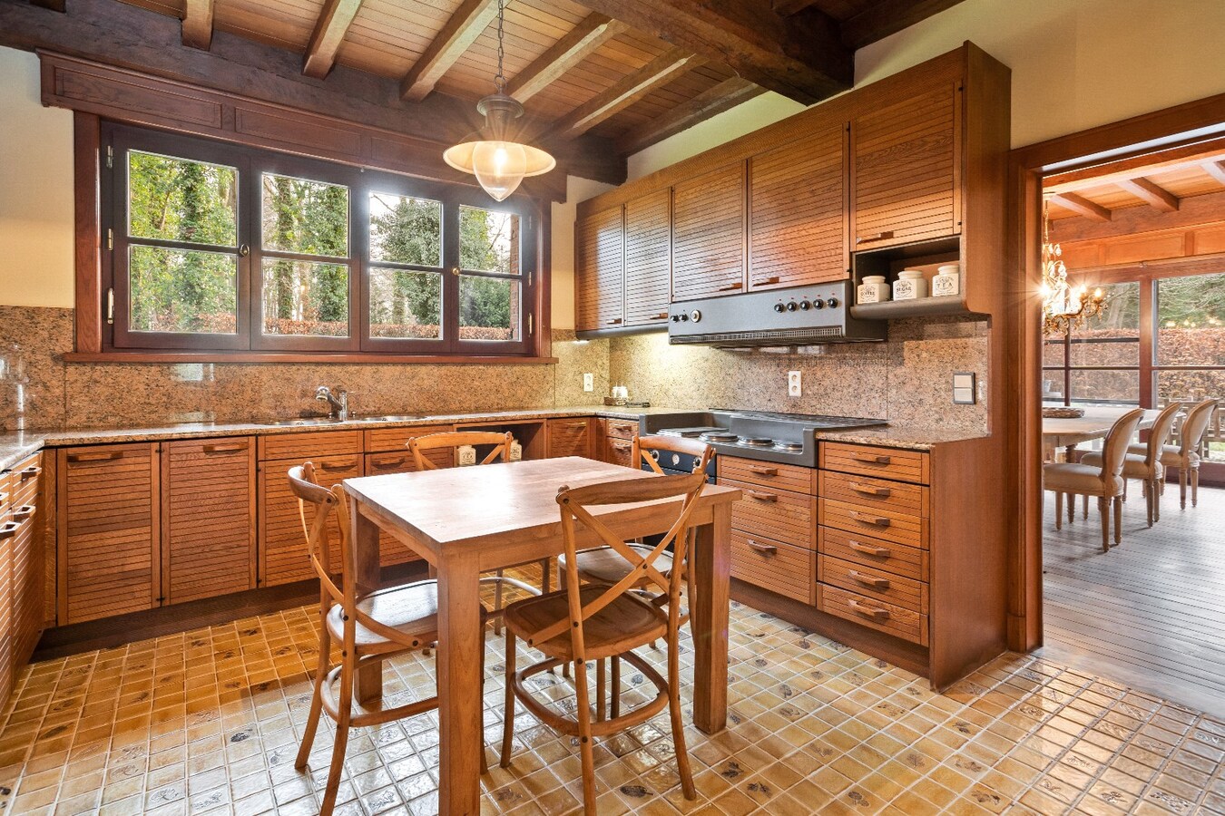 Uniek gelegen villa op ruim perceel van 2009m² 