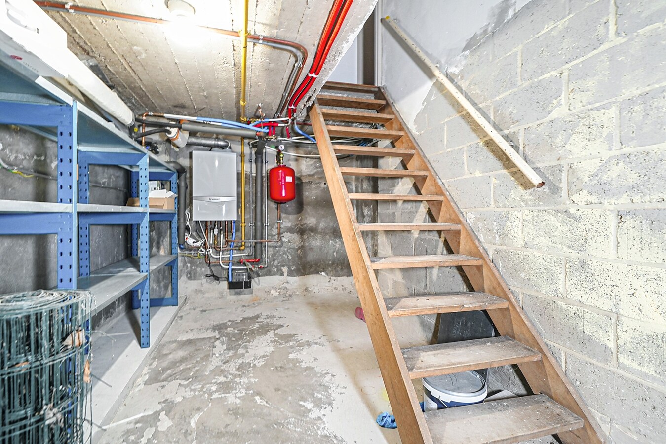 Woning met 3 (4) kamers, terras, tuintje, garage. 