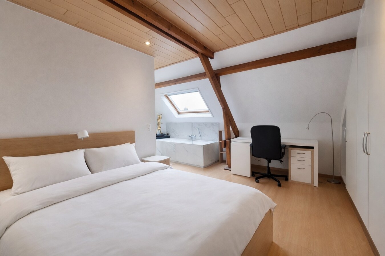 Ruim duplex-appartement met 2 slaapkamers en 2 badkamers op centrale ligging. 