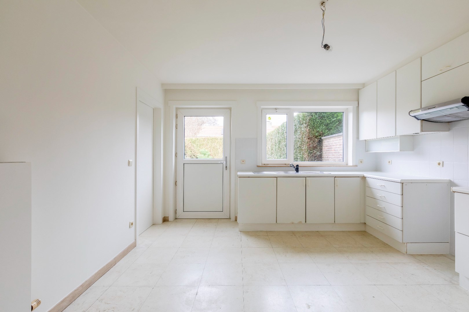 Gunstig gelegen instapklare woning in rij met garage en toffe tuin 