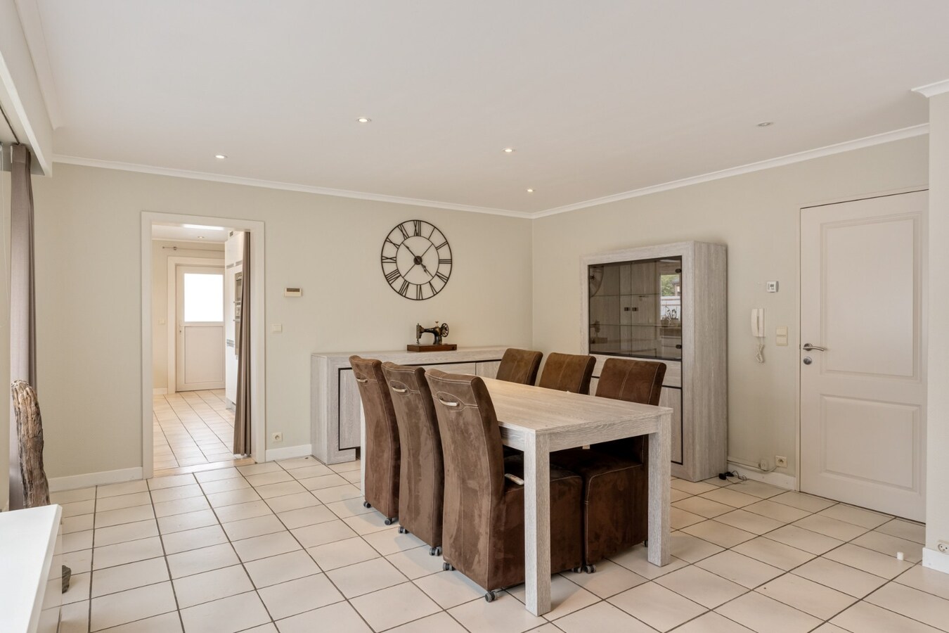 Gelijkvloers, degelijk appartement met 2 slaapkamers, ruim terras, carport en garage. 