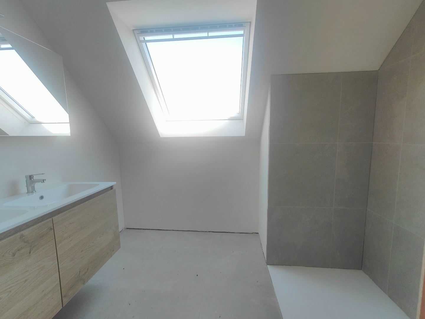 Afgewerkte woning met 3 slaapkamers &amp; ruim zonnig terras + autostaanplaats en berging 