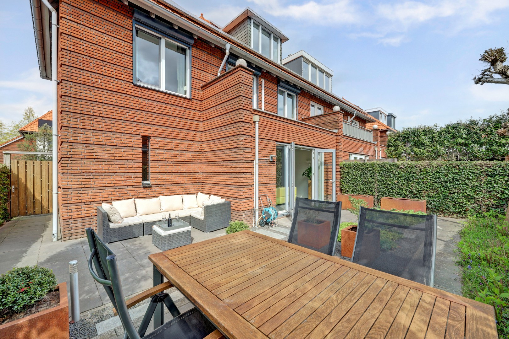 Luxe en royale 5-kamer 2-onder-1-kap woning met garage, eigen parkeerplaats, sauna én zonnige tuin op het zuiden en gelegen in een rustige straat! 