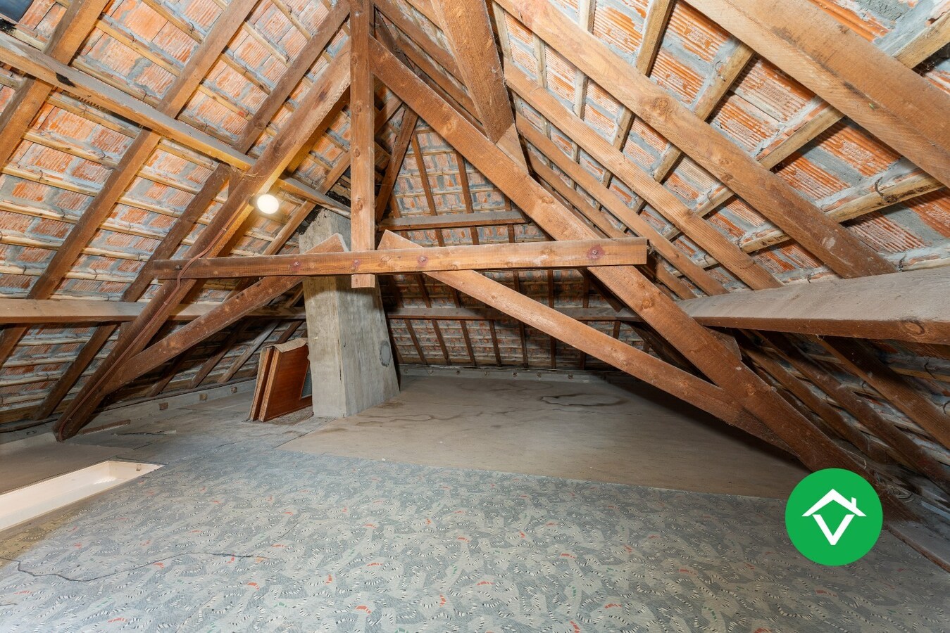 Op te frissen gezinswoning met twee garages en landelijk zicht te Eernegem 