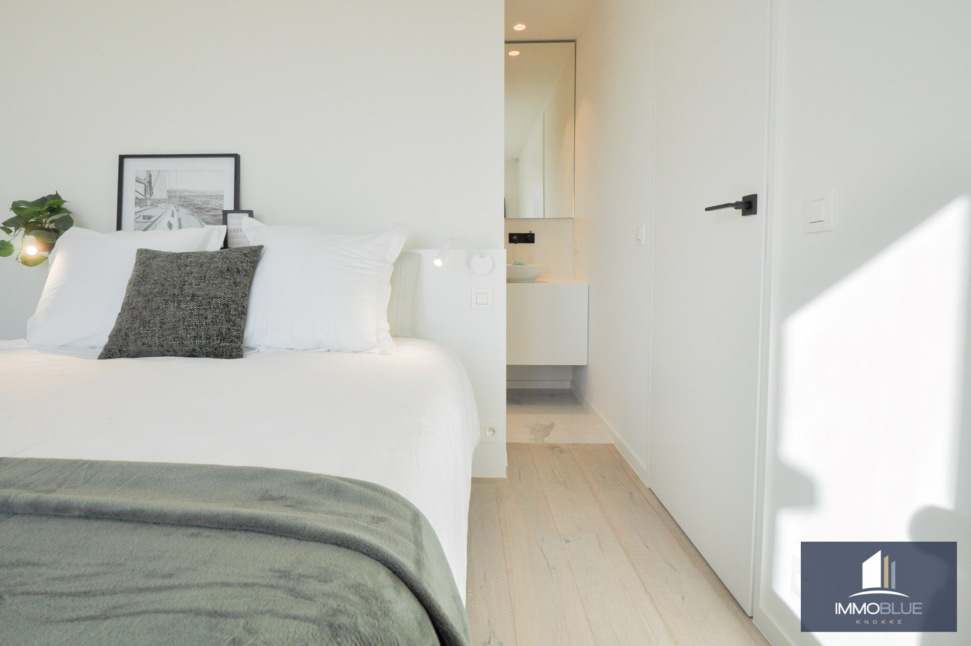 Appartement entièrement rénové et situé au calme, offrant une vue magnifique sur le Zegemeer. 