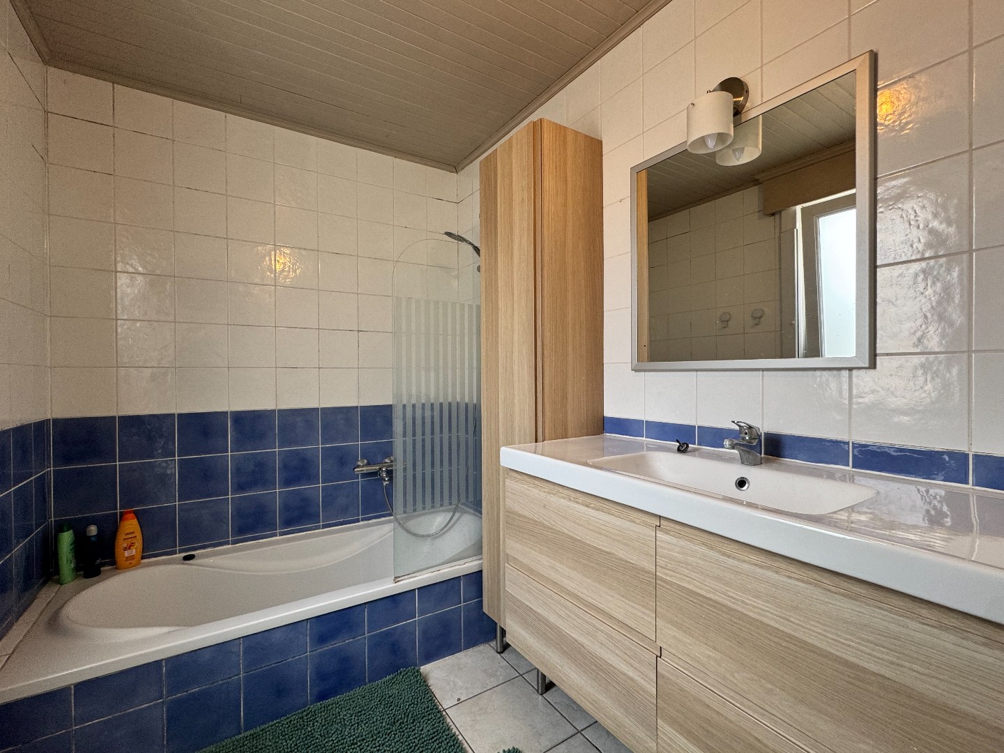 Gesloten bebouwing met 4 slaapkamers, binnenkoer en overdekte autostaanplaats. 