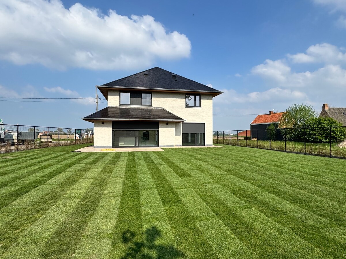 Instapklare nieuwbouwwoning met 4 slaapkamers en bureau te Kortemark 