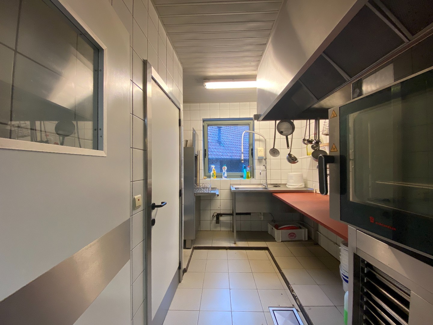 Multifunctioneel handelspand met luxueuze woonst op centrumligging in Sint-Eloois-Vijve! 