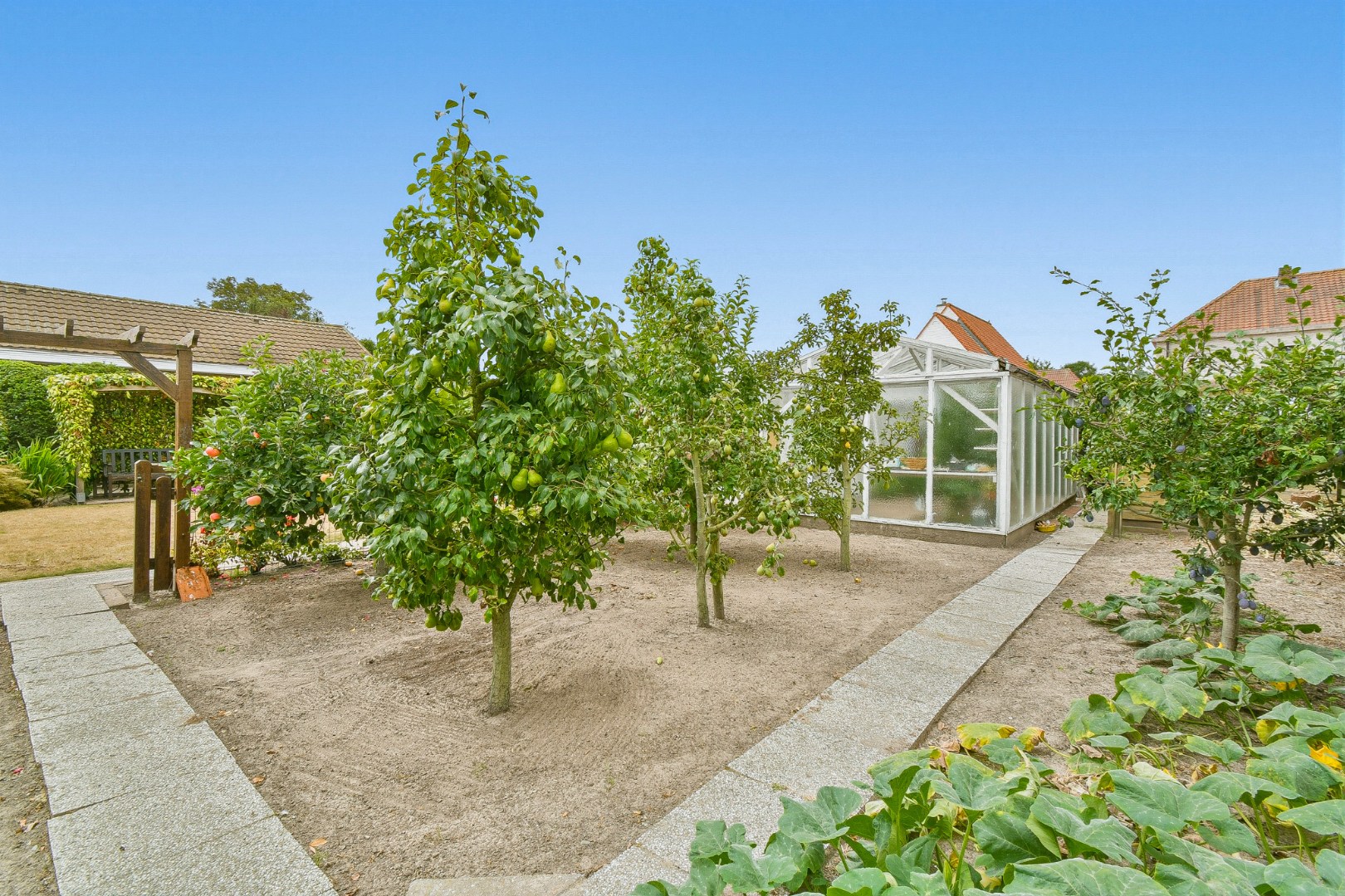 Alleenstaande villa op ruim perceel van 854 m2 in rustige woonwijk te Gistel 