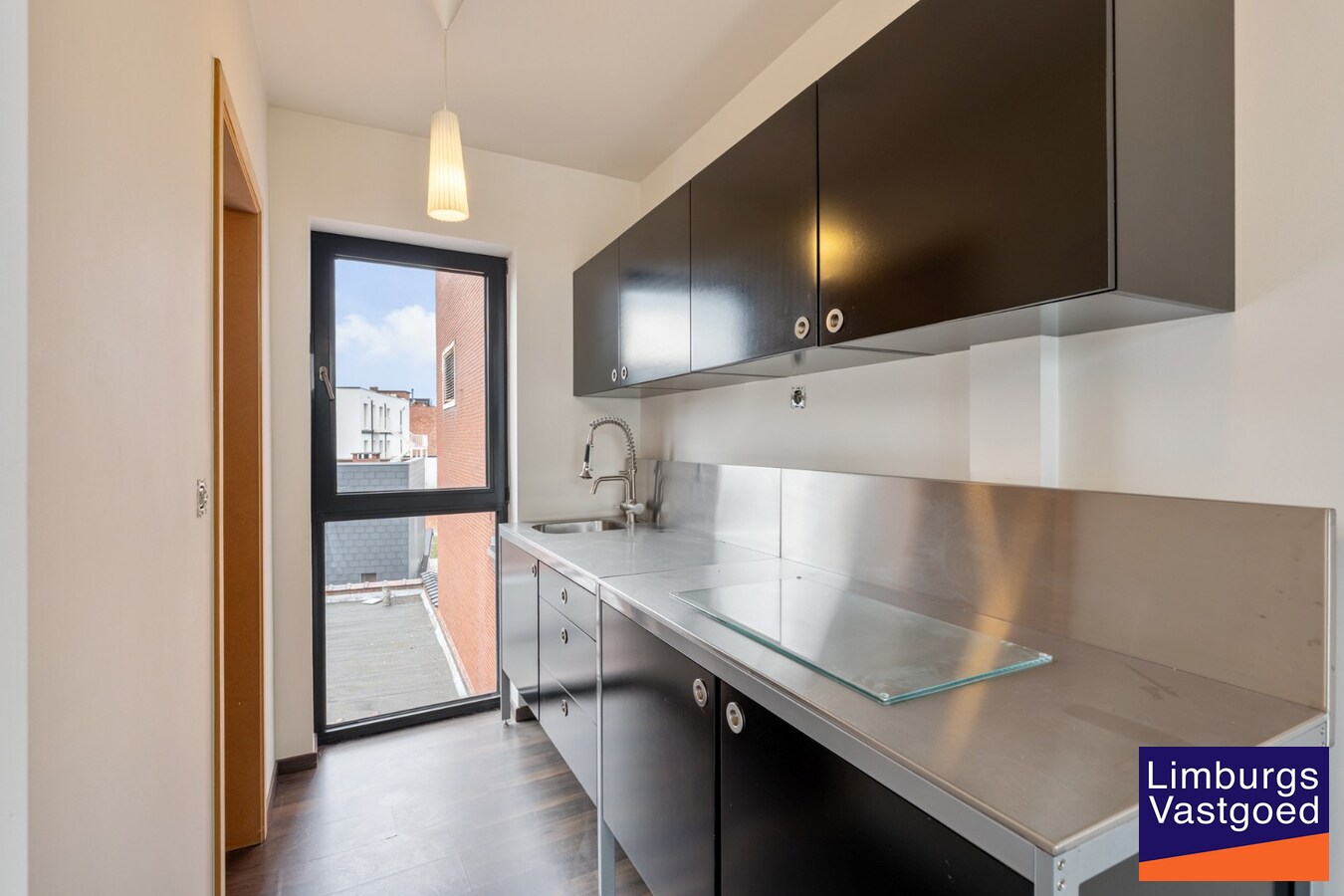 Handelspand, 150m², met 1-slaapkamerappartement op topligging in het centrum 