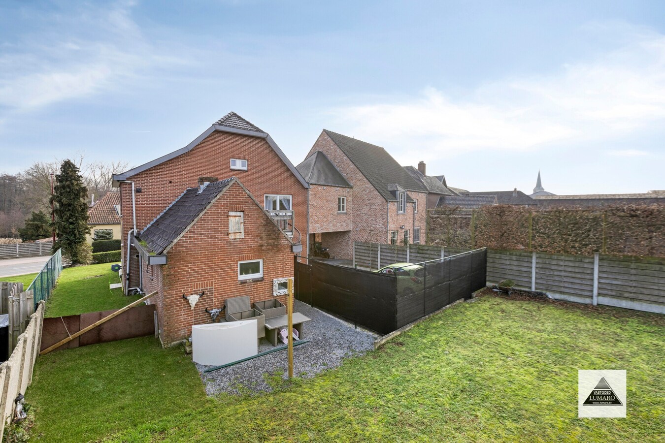 Gelijkvloers appartement met tuintje en parking 