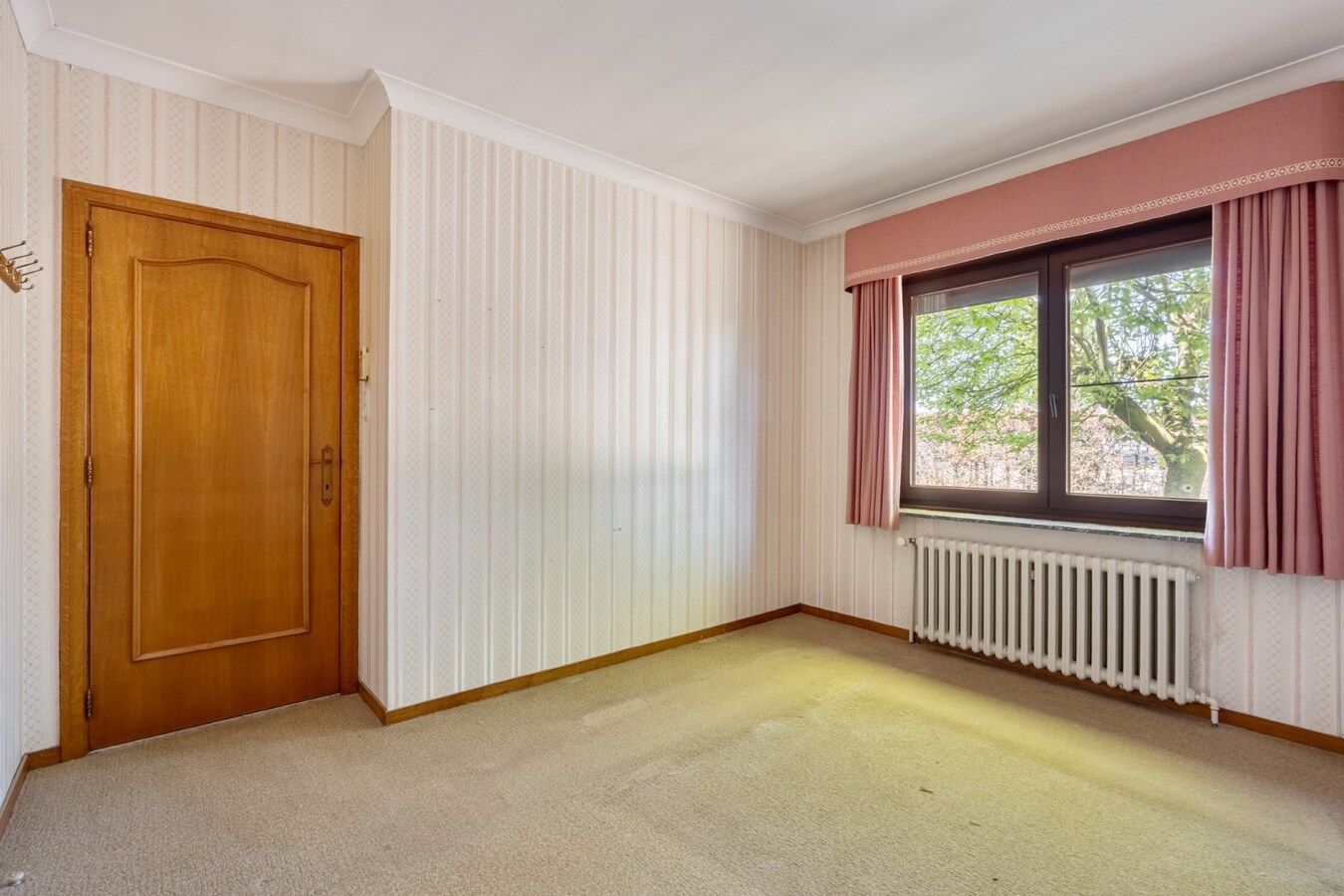 Gelijkvloerse gezinswoning op een ruim perceel van 9a51ca op een rustige locatie met uitzicht op achterliggende weilanden! 