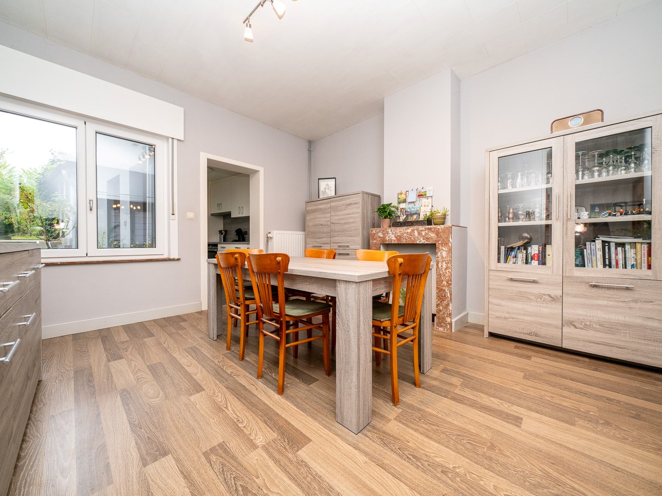 Volledige gerenoveerde 3-gevel woning 