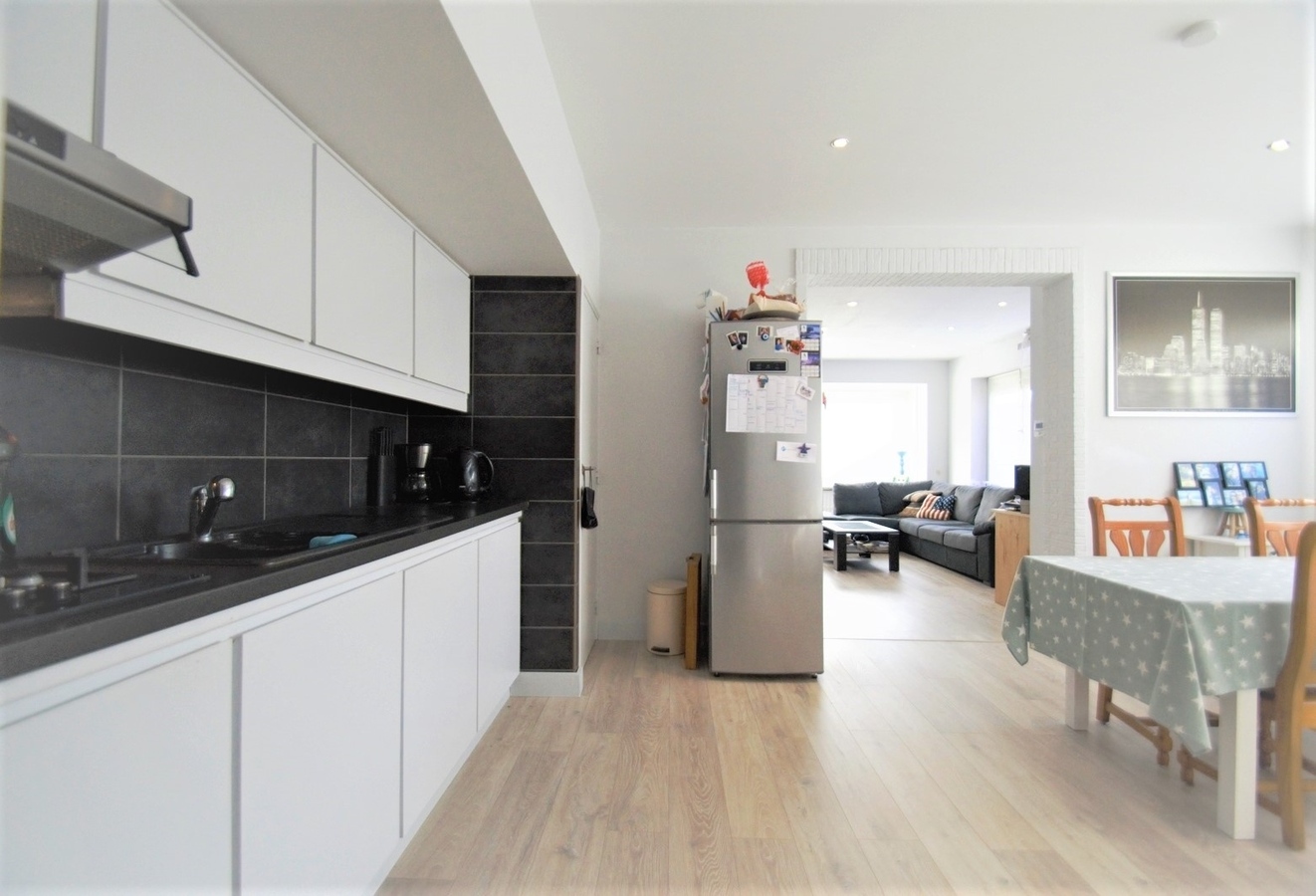 Zonnig, gerenoveerd hoekappartement met uitweg - Heist 