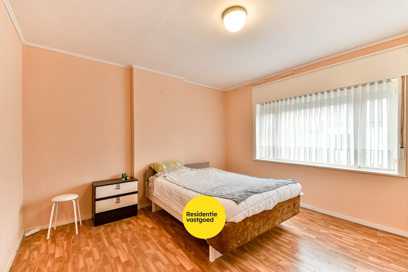 Te renoveren gezinswoning met drie slaapkamers en zongerichte tuin 