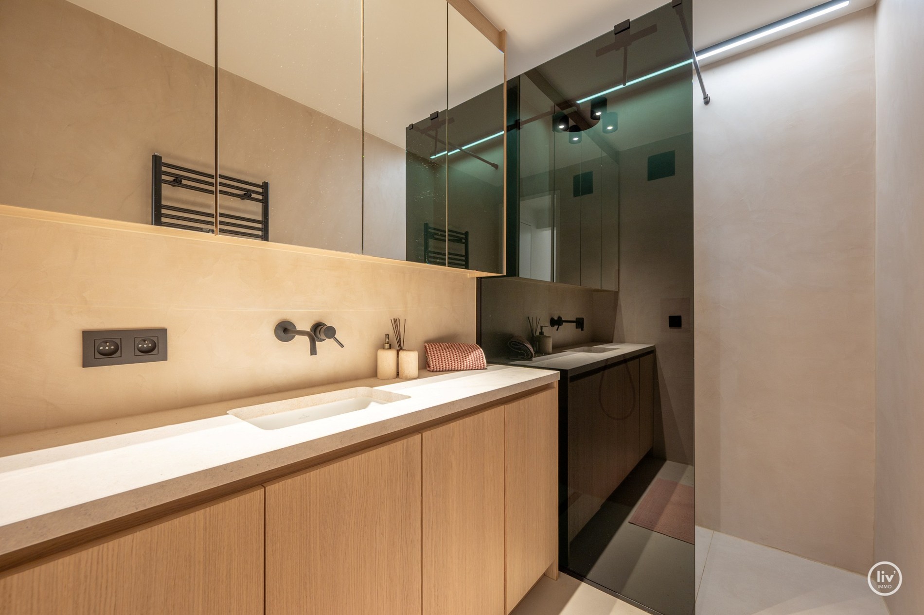 Prachtig gerenoveerd 2-slaapkamer-(hoek)appartement vlakbij de Lippenslaan te Knokke 