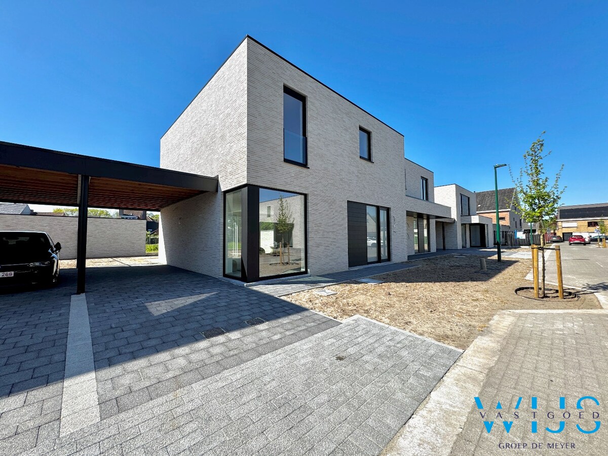 Moderne nieuwbouwwoning met 3 slaapkamers in rustige woonwijk te Oosteeklo 