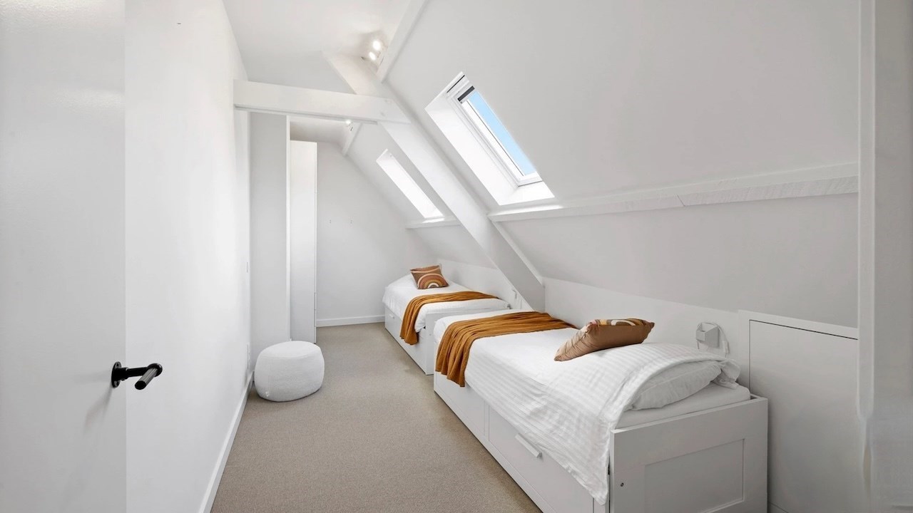 Gezellige villa in een paadje op een zeer centrale ligging, net naast het commerciële centrum van Knokke en op wandelafstand van de zee. 