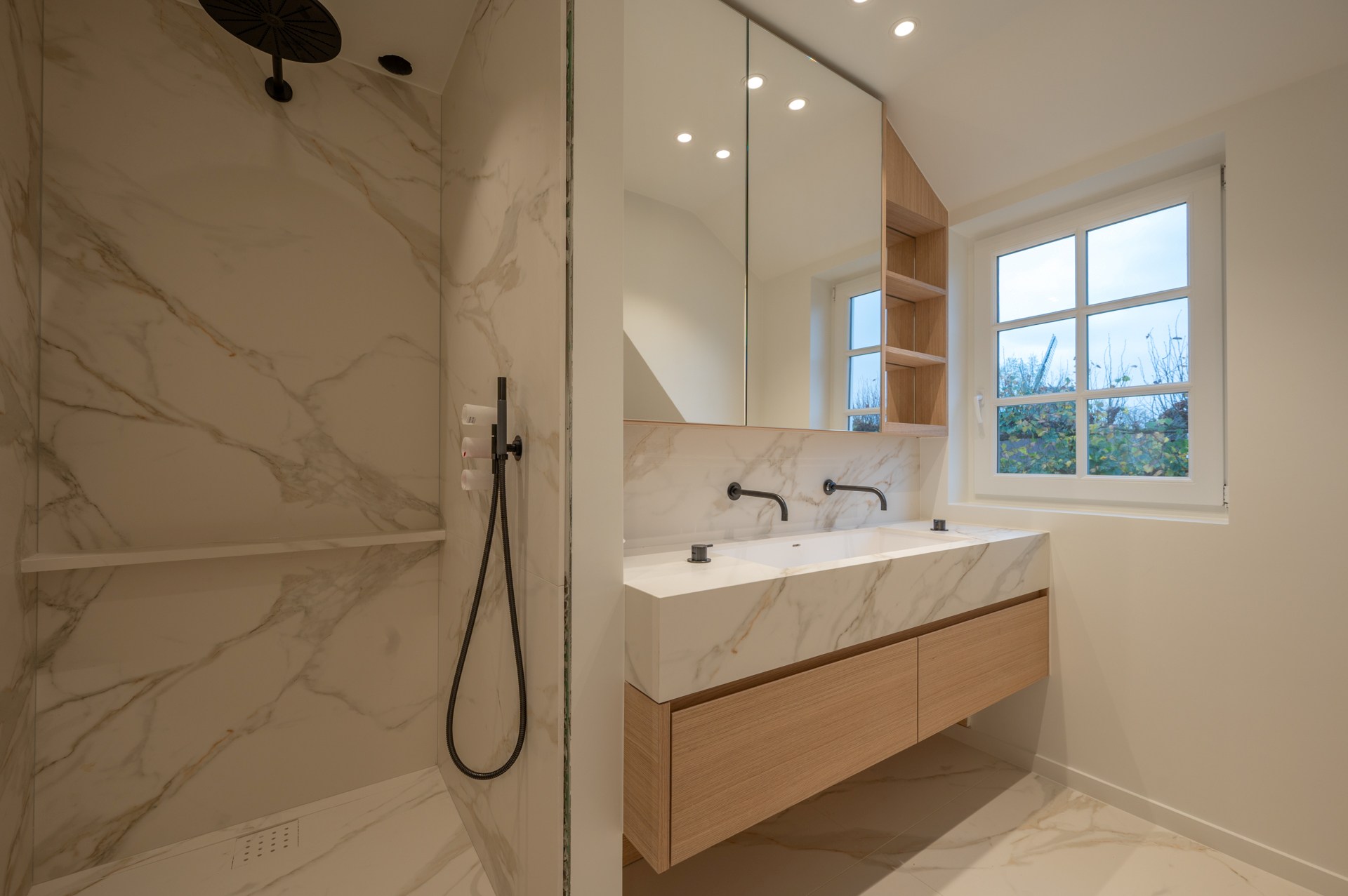 Villa exclusive entièrement meublée avec 5 chambres, piscine et double garage - emplacement prestigieux et calme près du Zoute. 