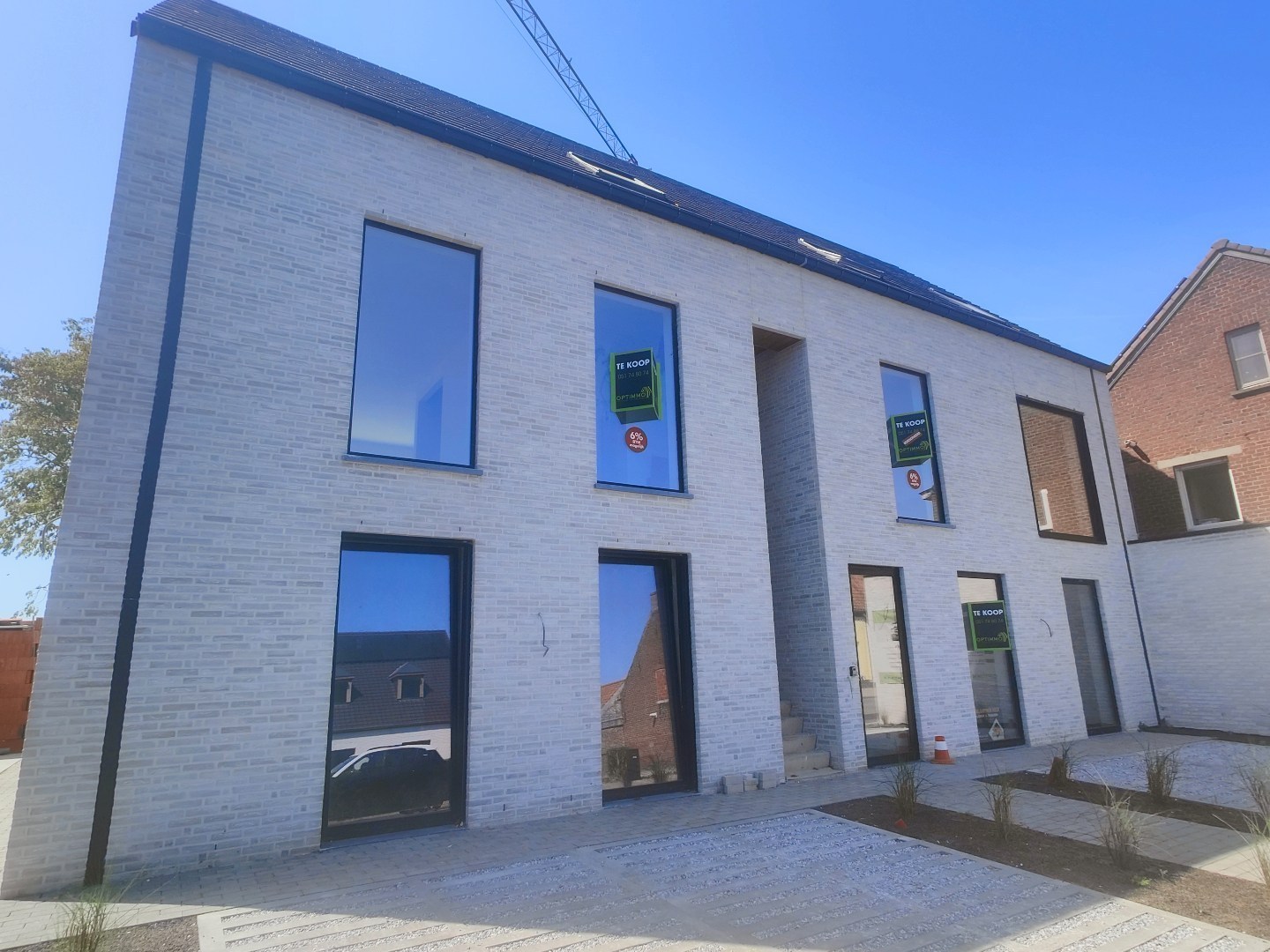 Afgewerkte woning met 3 slaapkamers &amp; ruim zonnig terras + autostaanplaats en berging 