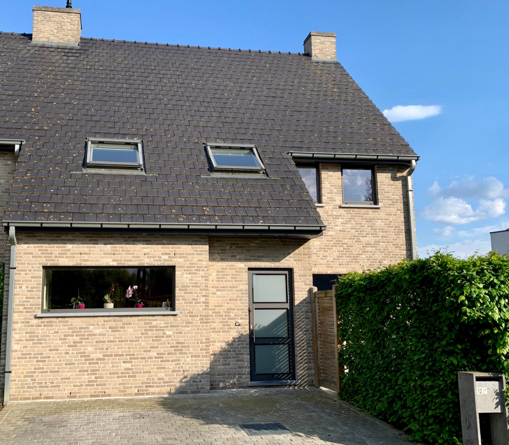 Ruime, eigentijdse Half Open Bebouwing. 