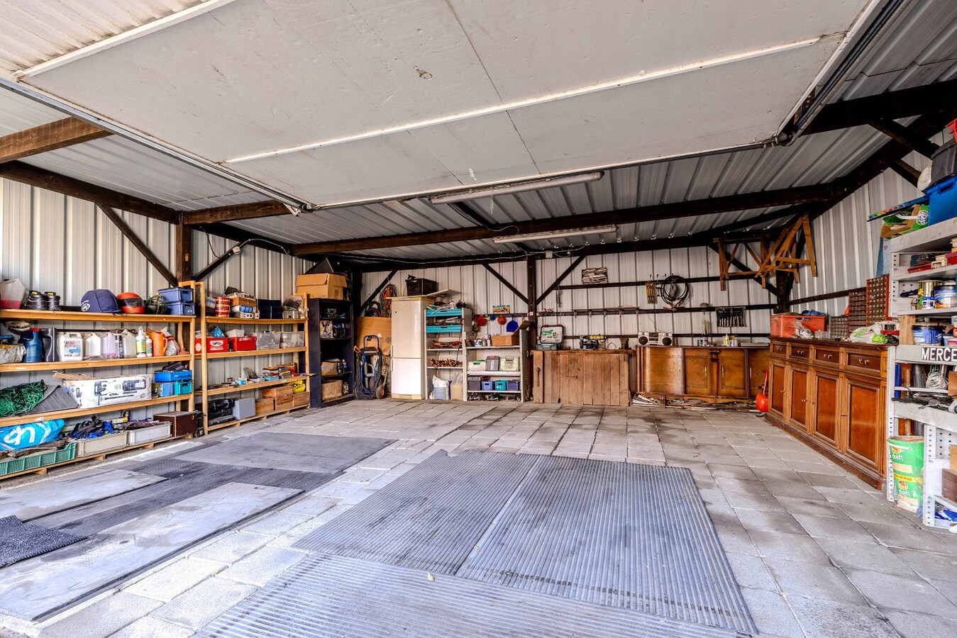 Gezinswoning met 2/3 slpks, ruime tuin en magazijn 