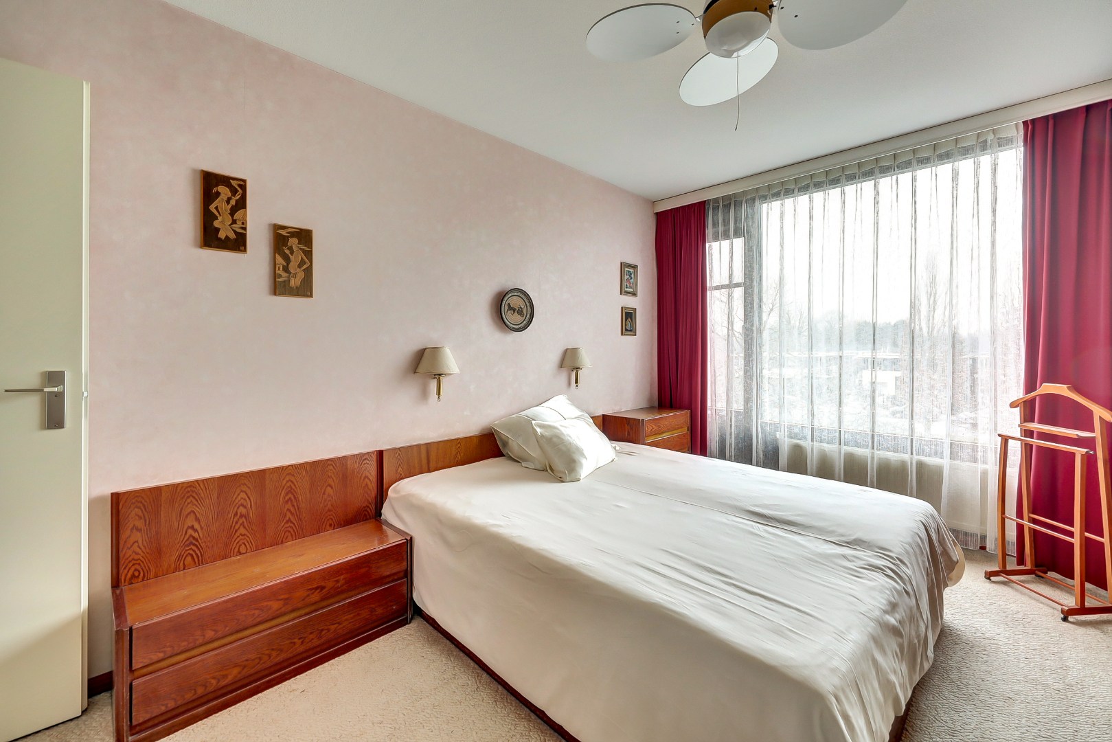 Licht en royaal 3-kamerappartement op de 2e etage met riant balkon en een garagebox in de onderbouw. 