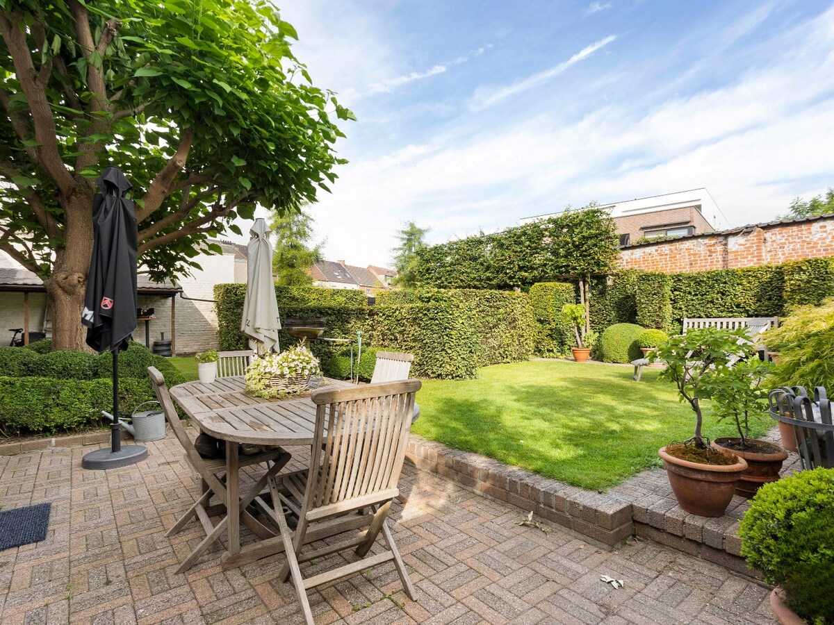 Charmant handelspand met woonst op de markt in Kruishoutem 