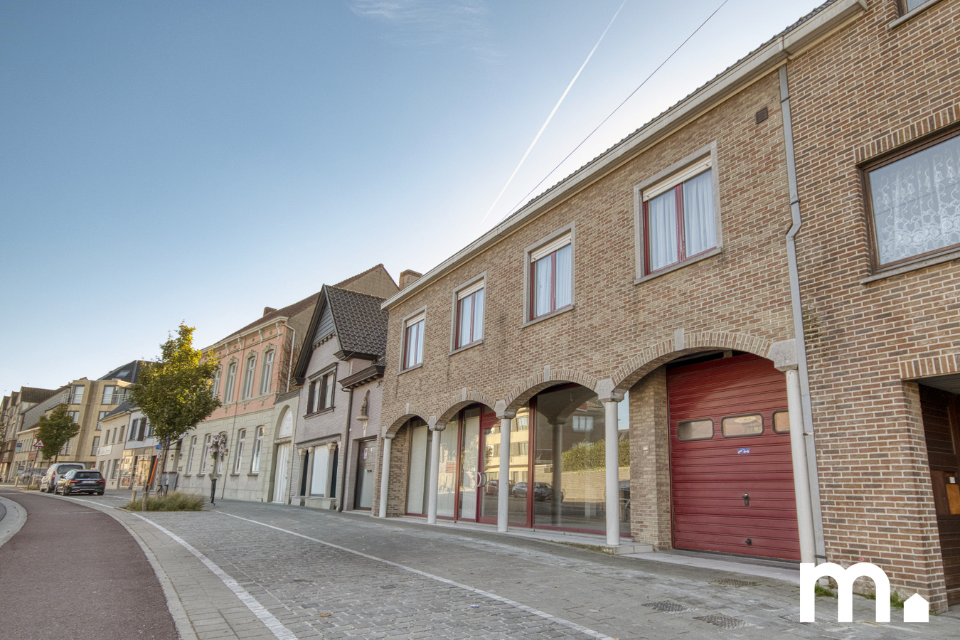 Veelzijdig handelshuis met ruime woonst van 433 m², privétuin en magazijn van 135m² te Oostrozebeke 