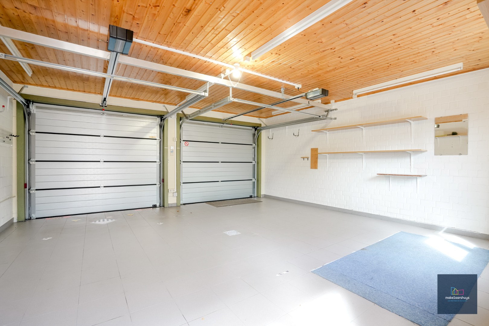 Verzorgde woning in rij met tuin en dubbele garage 