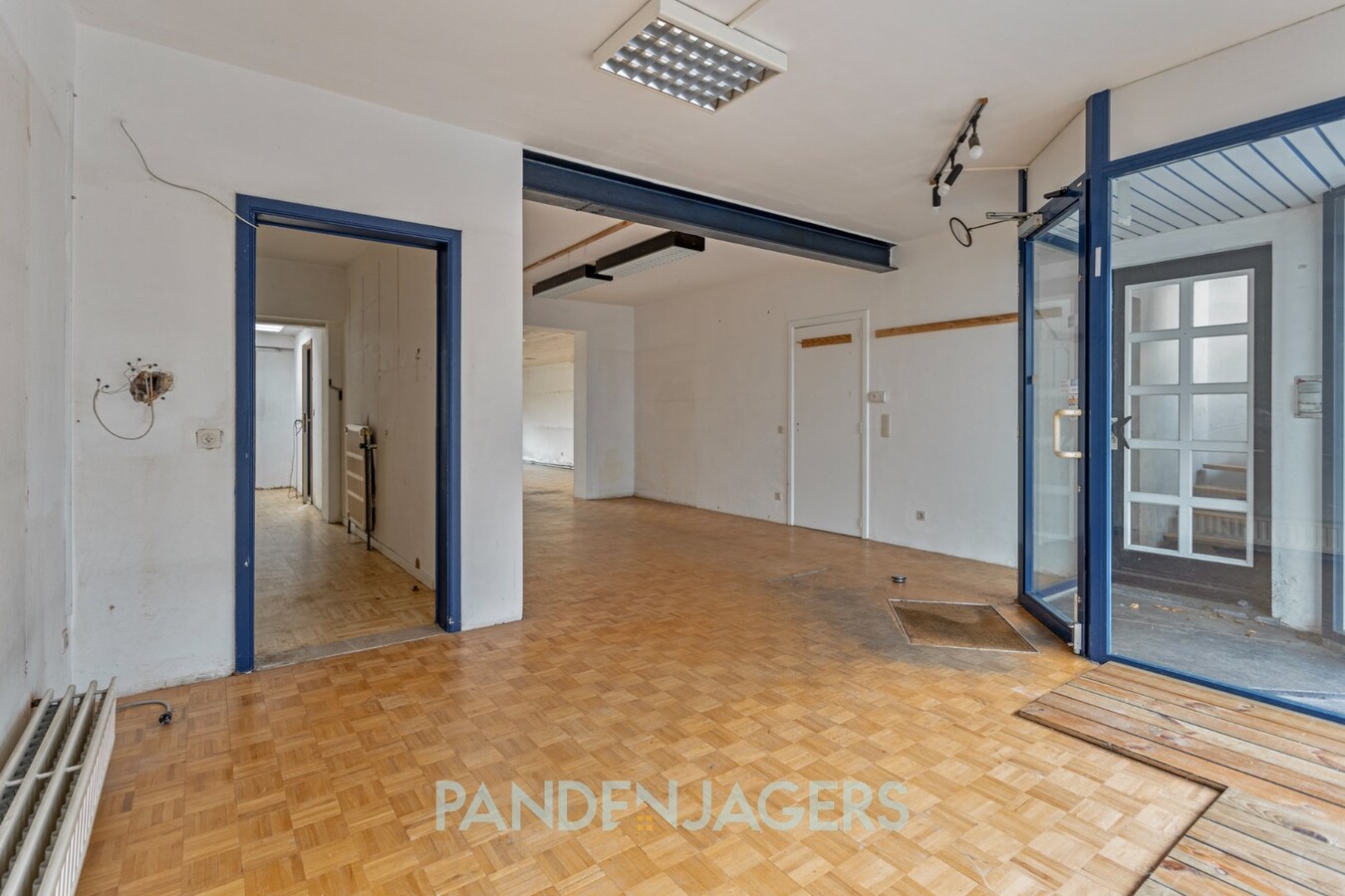 Handelshuis met winkelgedeelte en appartement te Duffel 