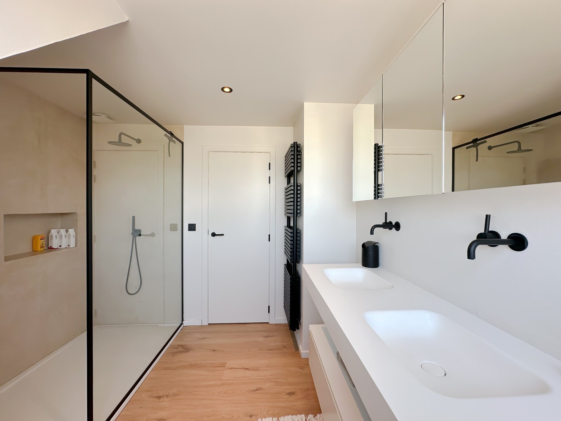 OPENDEURDAG Zaterdag 21/02 - 11u-13u (Hazelaarsdreef 7): Gezellig gerenoveerde alleenstaande villa met 3 slaapkamers en een prachtige tuin centraal gelegen in een doodlopende villawijk in Knokke. 