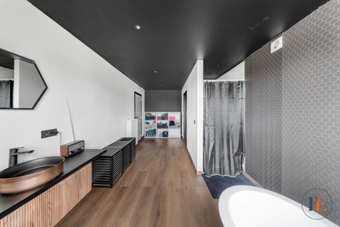 Ruime halfopen gezinswoning met 3 slaapkamers, en mogelijke co-housing 