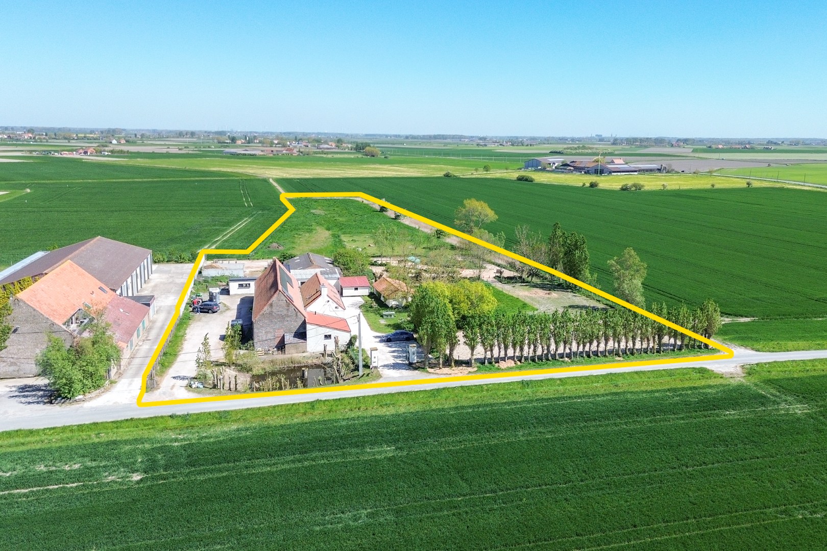 Authentieke hoeve met bouwland &amp; stallen op unieke landelijke ligging tussen De Haan en Nieuwmunster 