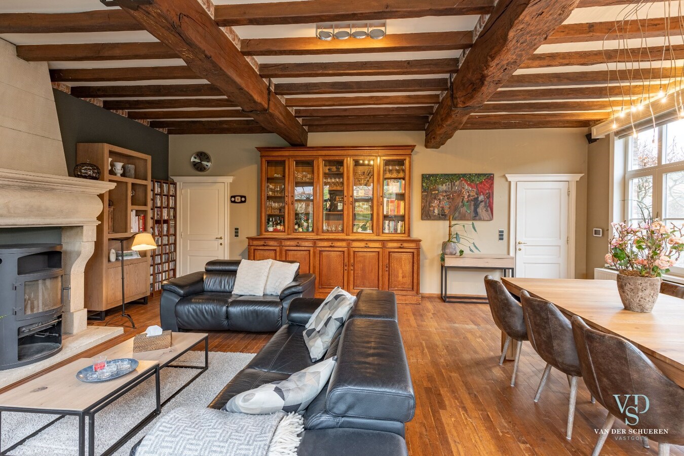 Ruim en stijlvol wonen in hartje Gavere. 