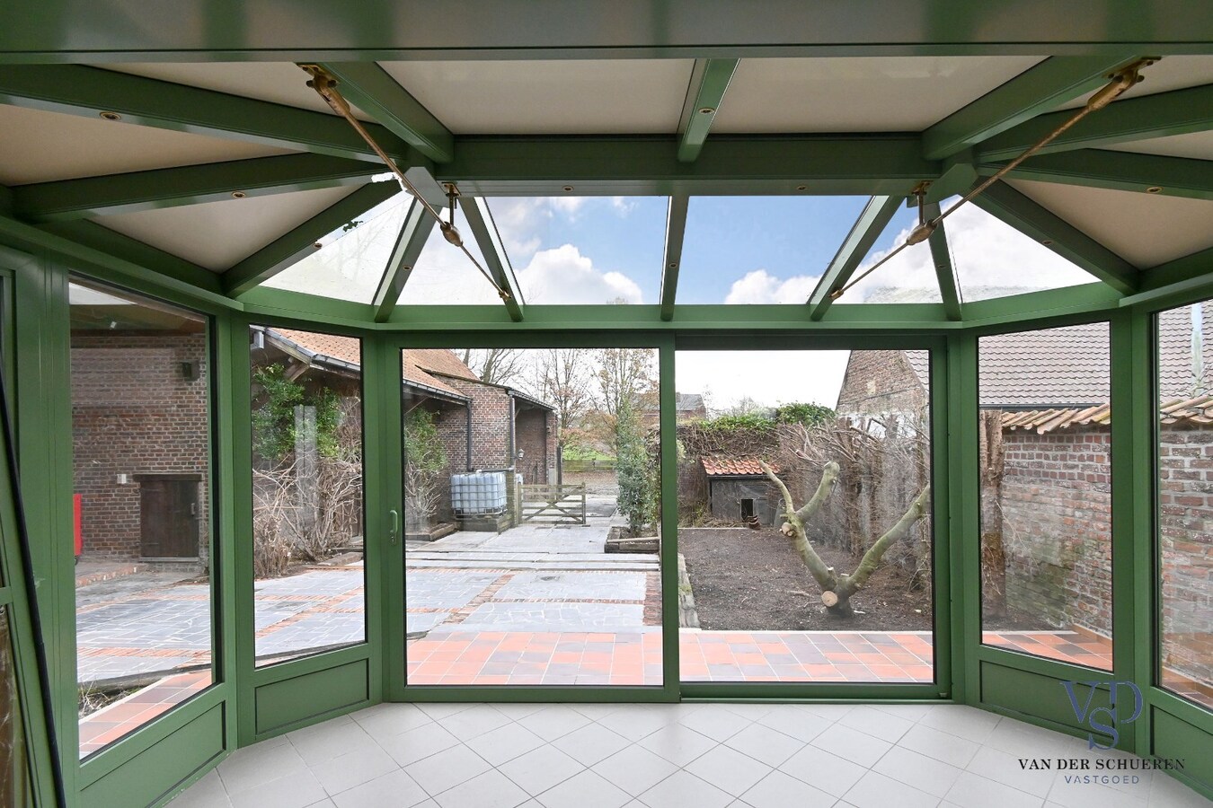 Charmante hoeve met stallen 