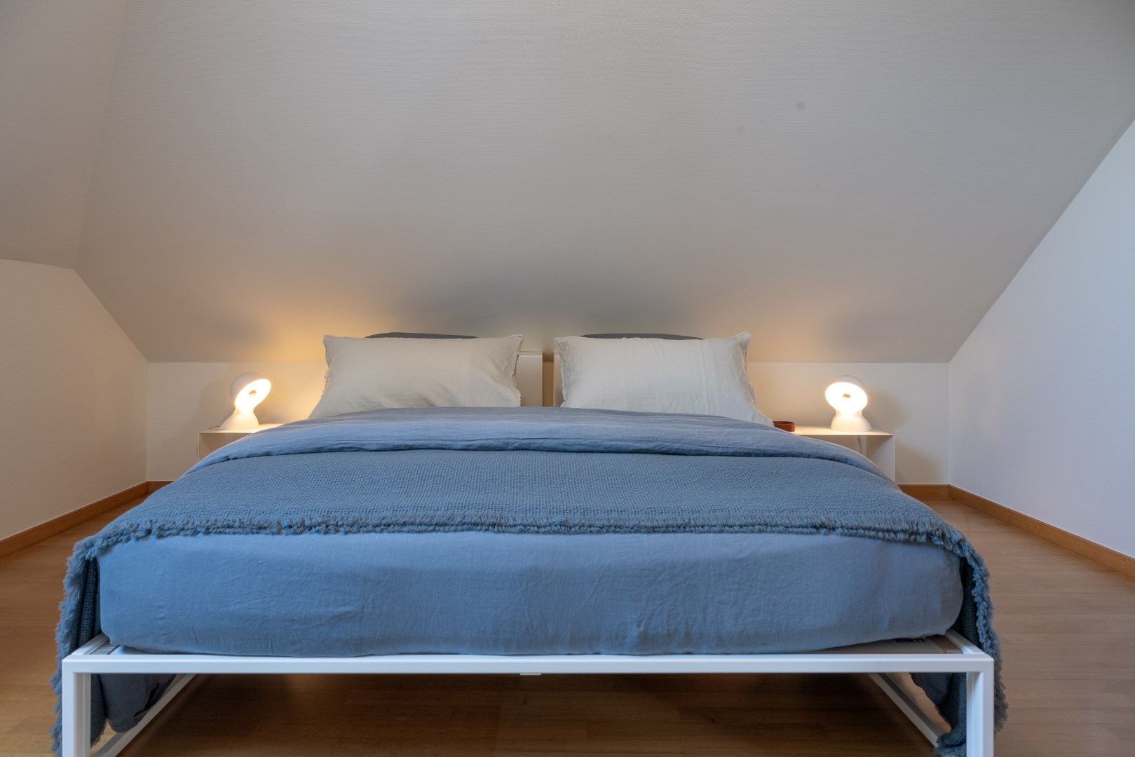 Vier ruime slaapkamers met vaste kastenwand 