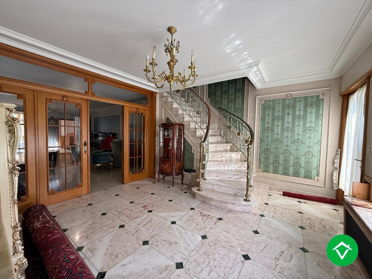 Karaktervolle halfopen bebouwing met 3 slaapkamers, tuin en garage te centrum Roeselare 