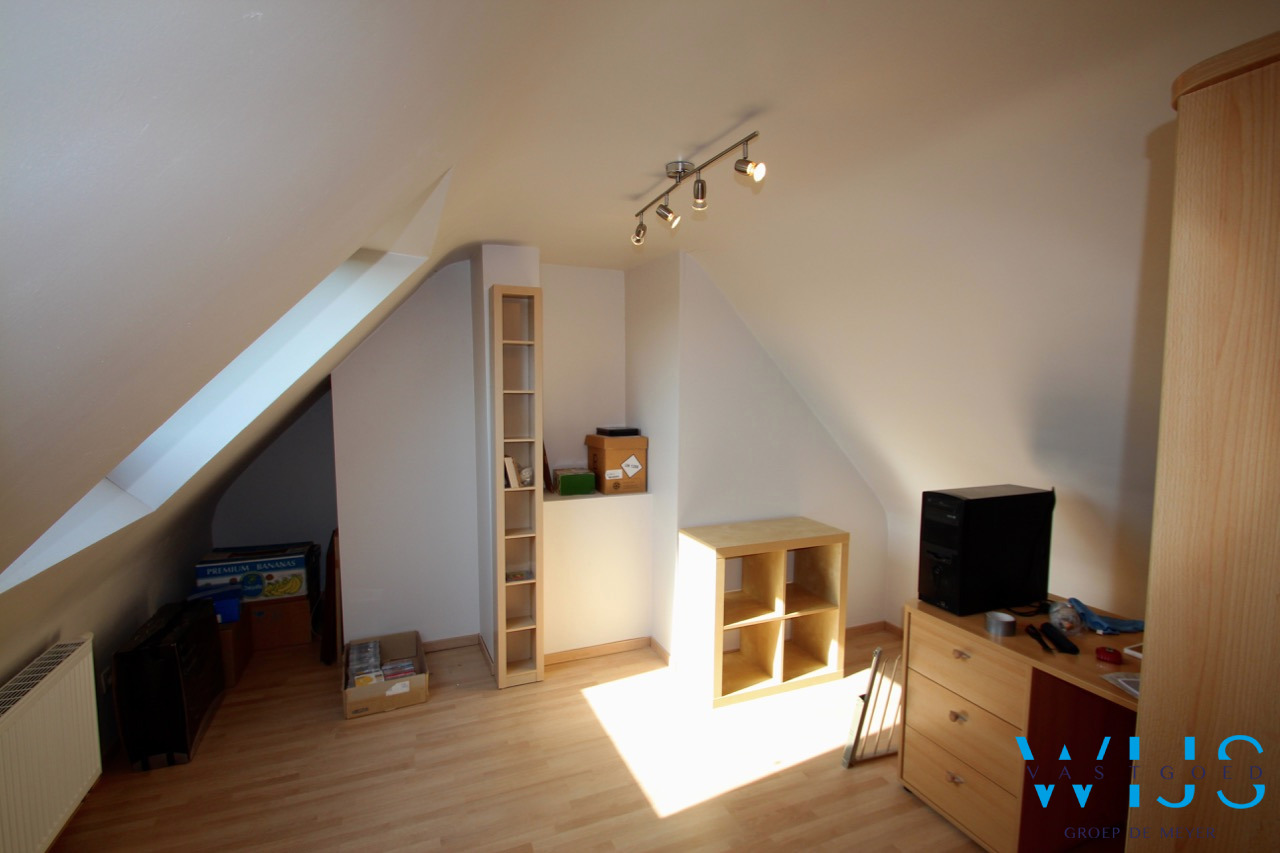 Zeer ruim instapklaar 4 slaapkamerappartement met garage en staanplaats te ERTVELDE 