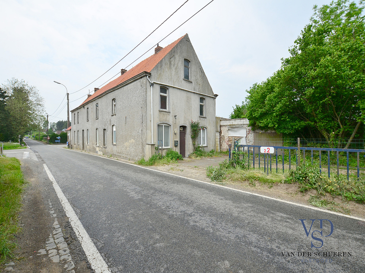 Bouwgrond met een breedte van ca. 45 m langsheen de N425. 