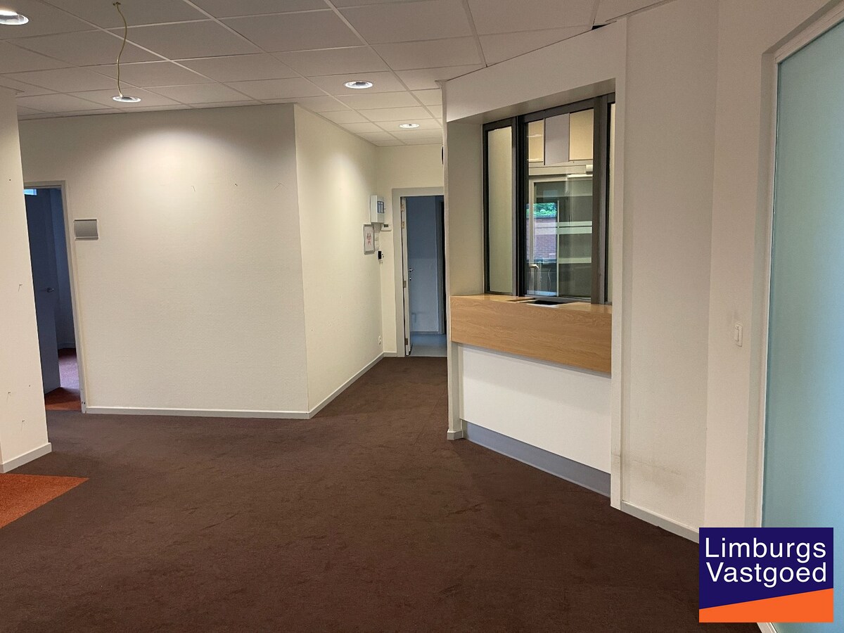 Kantoorgebouw 482m² op 3a85ca met tuin en garage op commerciële topligging 