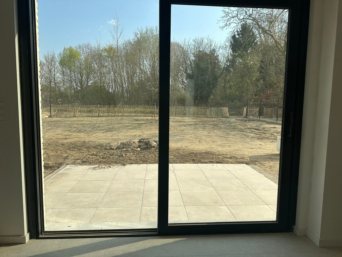 Nieuwbouw instapklare woning met 4 slaapkamers (waarvan 1 gelijkvloers) 