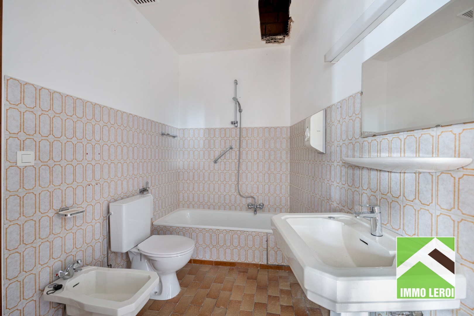 Badkamer met ligbad en toilet