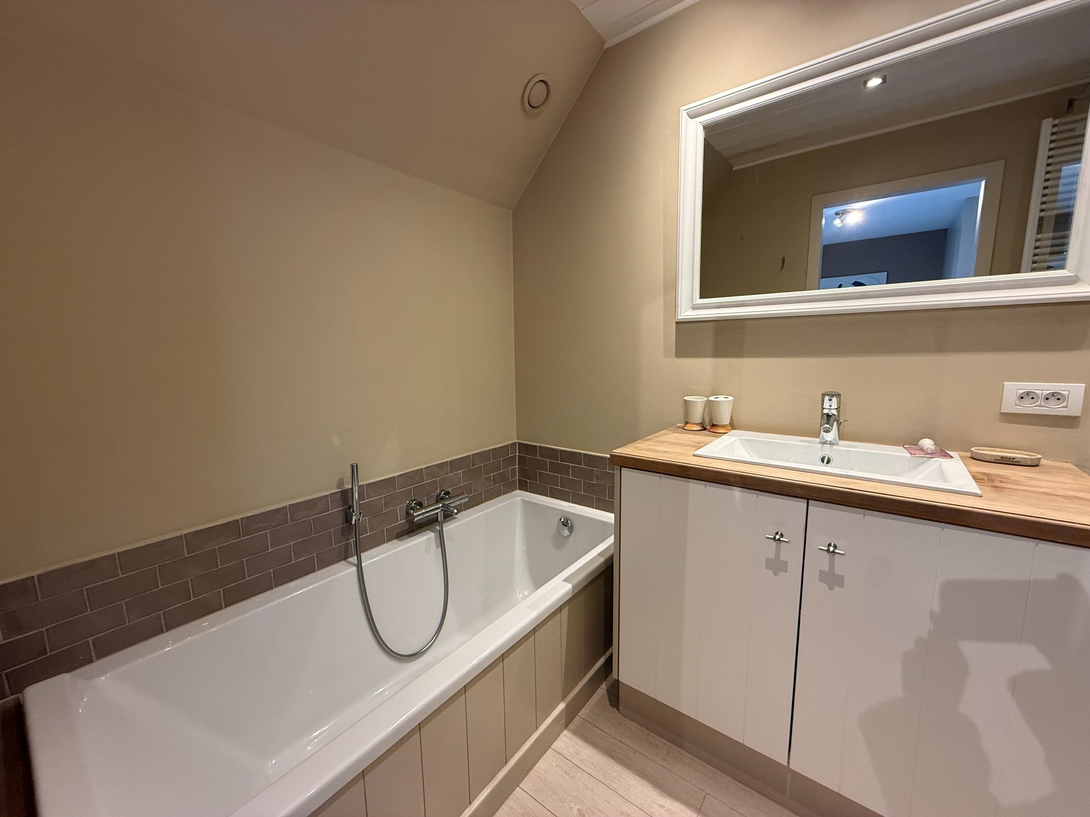 Meublé - Appartement en duplex avec trois chambres et de grandes terrasses situé au centre de Knokke. 