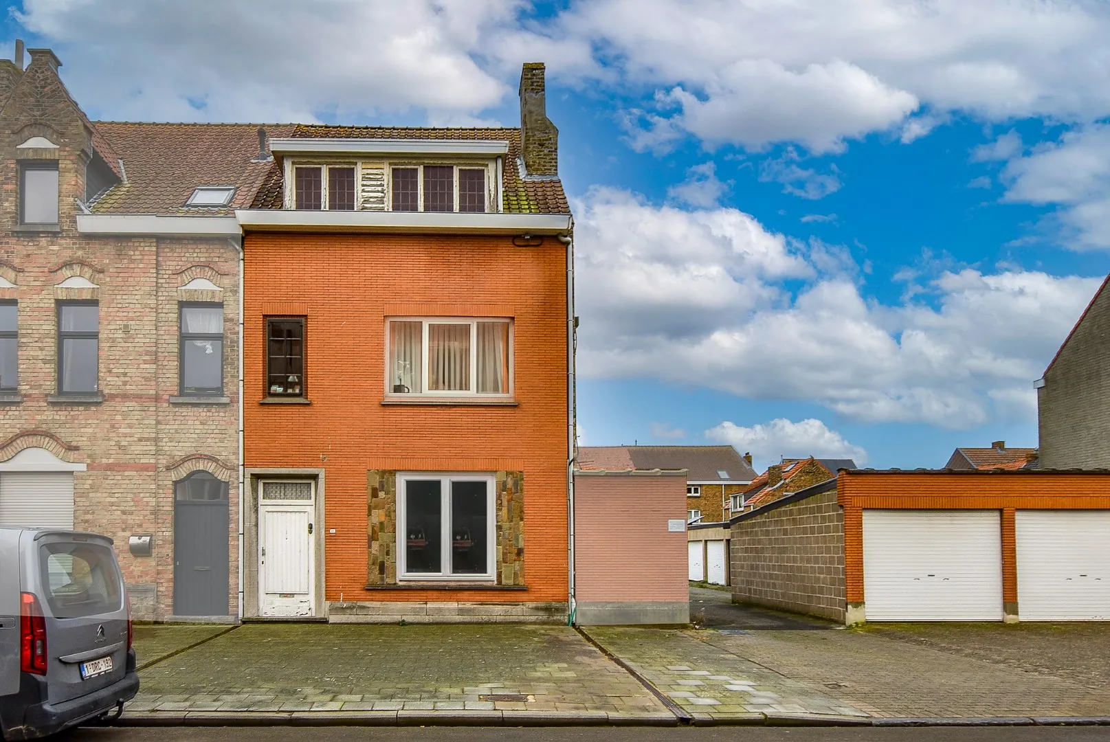 Te renoveren halfopen woning te Nieuwpoort-Stad op 109 m² met garage!